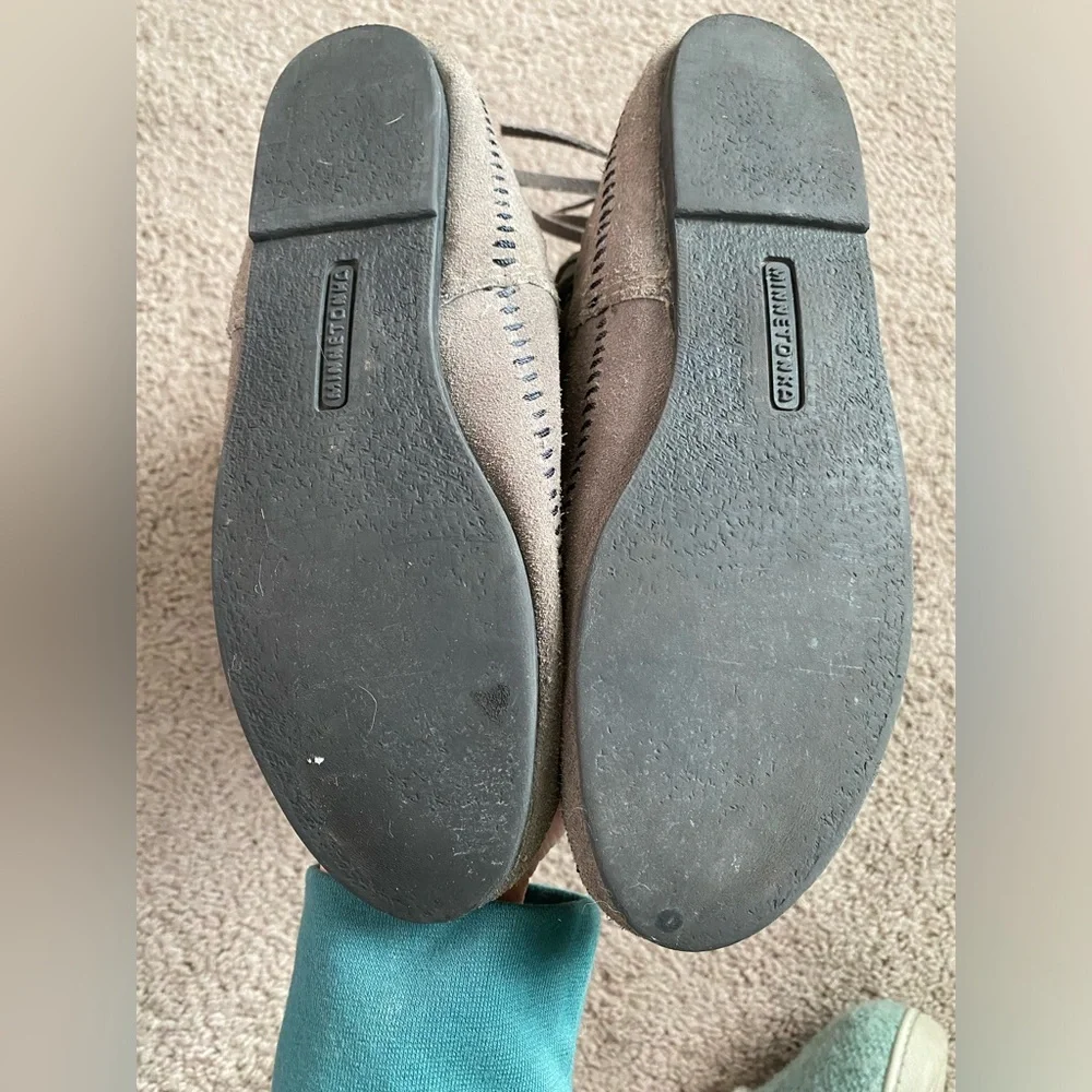 Grey Minnetonka 3 layer fringe boots - Picture 4 of 11